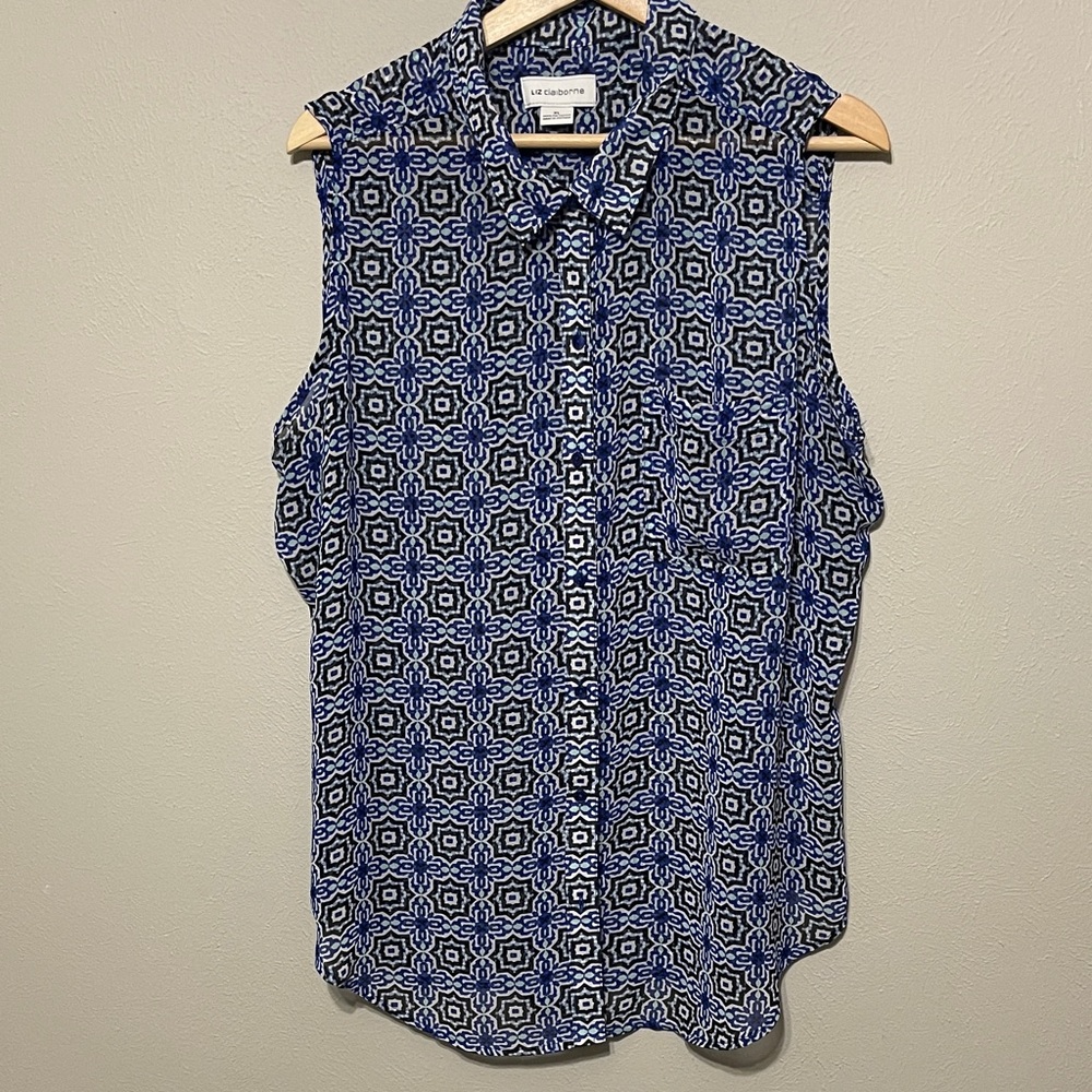 Liz Claiborne Blue and White Sleeveless Geometric Button-Down Shirt